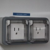 Double internal, splash-proof socket